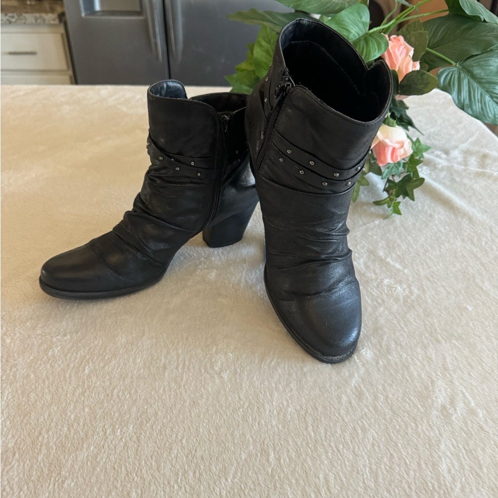 Bear Traps Western Ruched Vegan Boots Black Size 10 with 2 1/2” Heels GUC